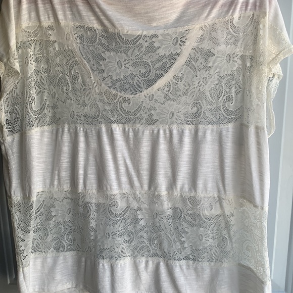 ✨3/$12✨Ladies top - Picture 3 of 3